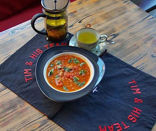 Горячий томатный суп с пепперони и сыром моцарелла