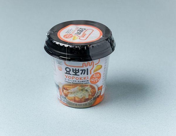 Рисовые палочки токпокки с сыром в чашке yopokki, корея