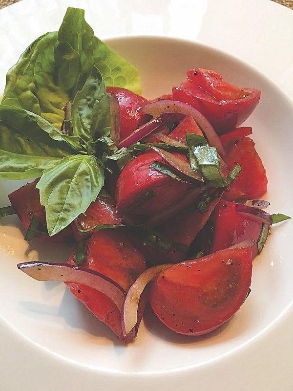 Сладкие томаты с красным луком и базиликом