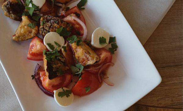 Салат с баклажанами, томатами и бейби- моцареллой
