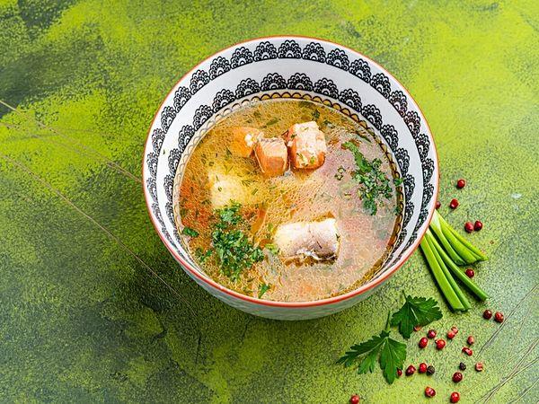 Наваристый рыбный суп с лососем и пеленгасом