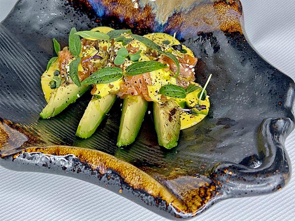 Авокадо на гриле с лососем