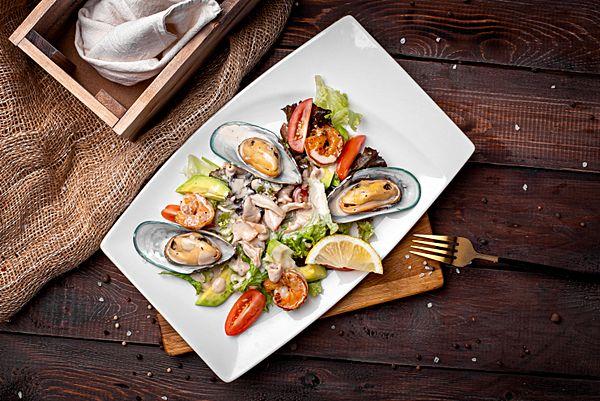 Салат с морепродуктами в сливочном соусе
