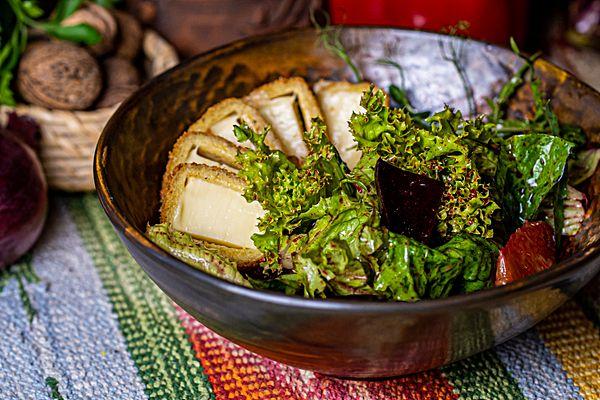 Салат со сладкой свеклой и жаренным сыром «Сулугуни»