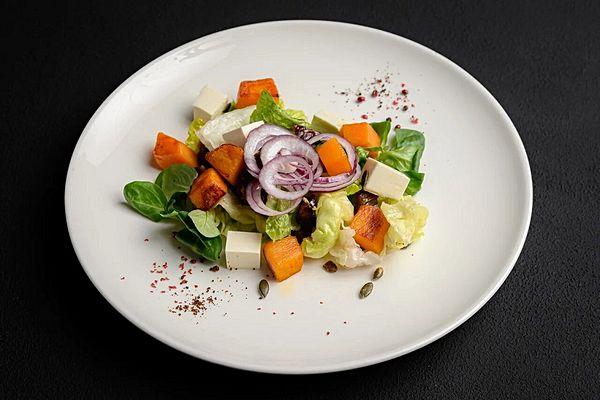 Салат с запеченной тыквой и сыром Фета