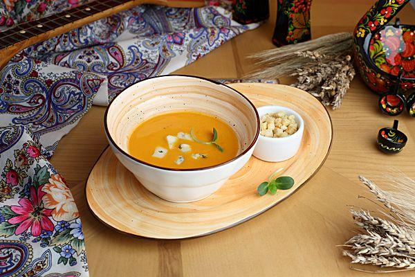 Крем суп из тыквы с копчёным болгарским перцем и заморским сыром с плесенью