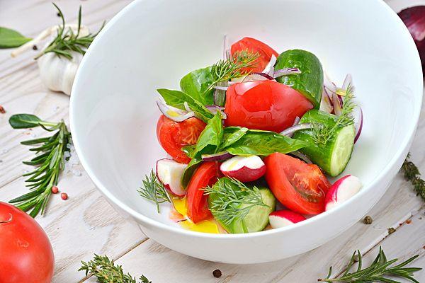 Домашний салат из свежих овощей