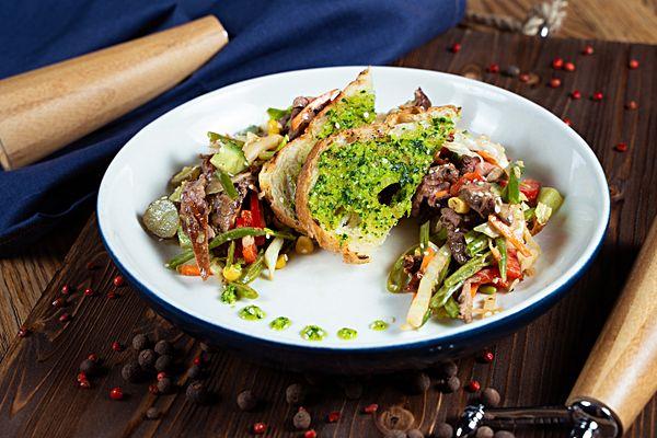 Стейк-салат со стручковой фасолью и кунжутной заправкой