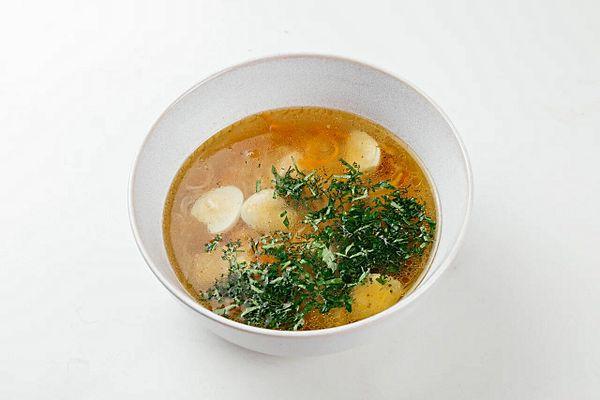 Суп с домашней лапшой и перепелиными яйцами