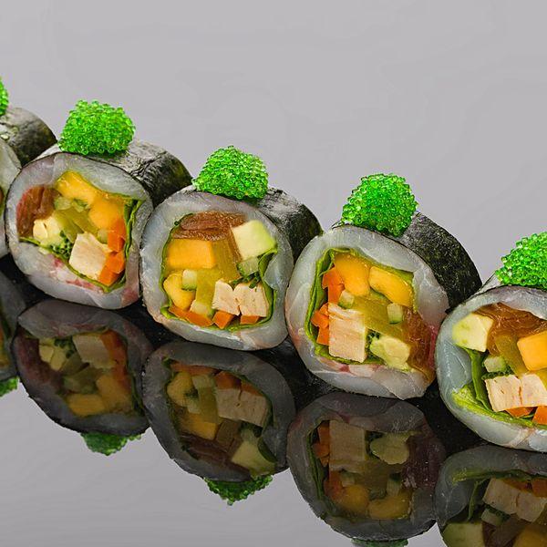 Ролл сашими из лакедры, японского омлета и маринованных овощей