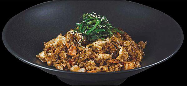 Рис с морепродуктами и хрустящими овощами в устричном соусе