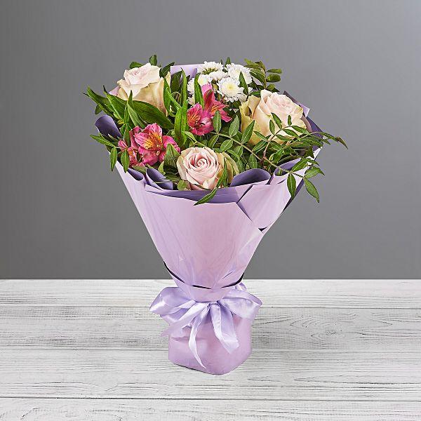 Букет с нежными розами, альстромерией и хризантемой