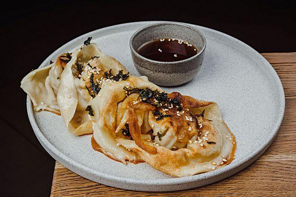 Жареные корейские пельмени с азиатским соусом