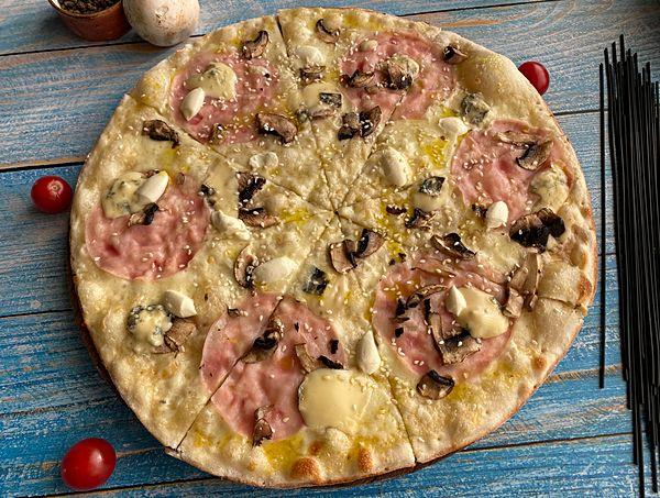 Пицца Кватро Формаджио с ветчиной и грибами 0,5 порц