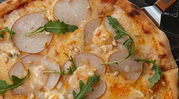 Пицца с грушей и сыром Горгонзола