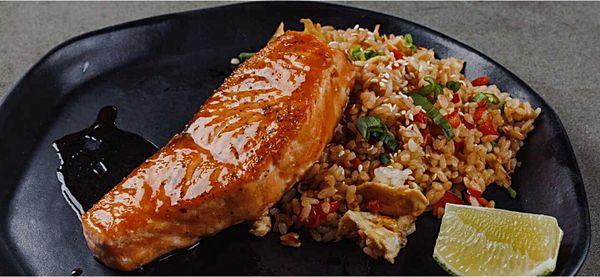 Стейк из лосося с рисом с овощами