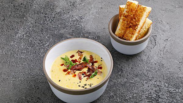 Сырный суп Чеддер с жареным беконом и хрустящей бриошью