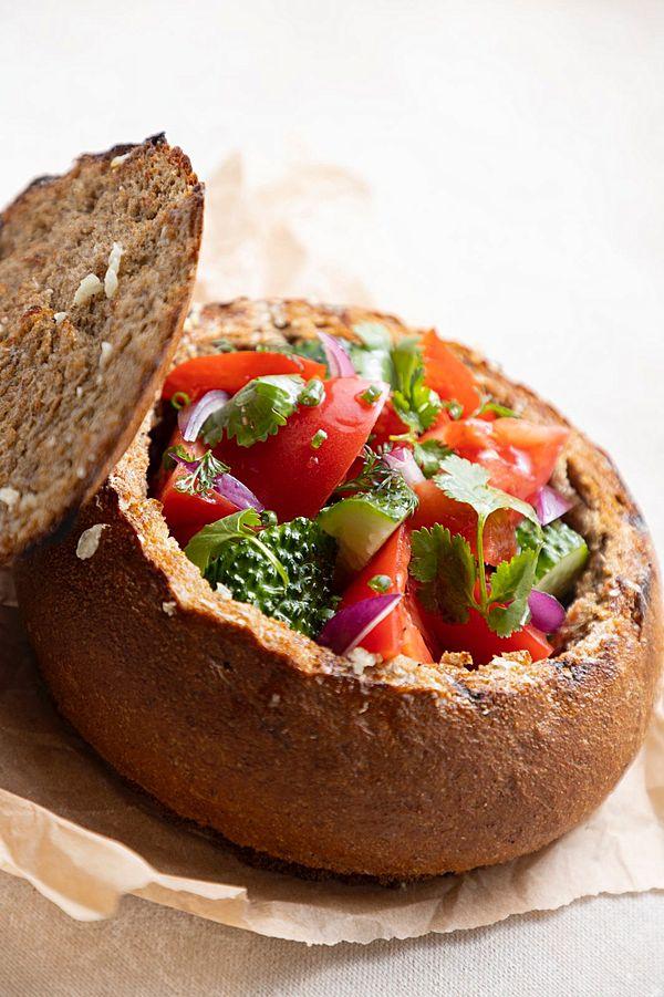 Салат с розовыми помидорами и синим луком в подпеченном хлебе
