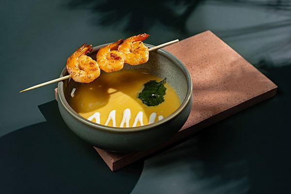 Тыквенный крем-суп с кушияки из креветок