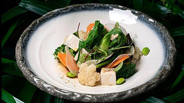 Теплый овощной салат с тофу