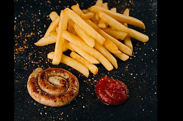 Баварская улитка с картофелем фри и кетчупом