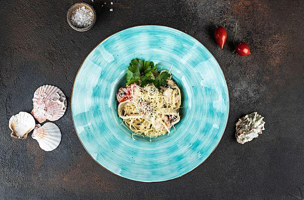 Спагетти с морепродуктами под сыром горгонзола