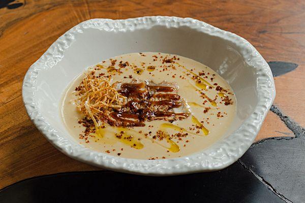 Крем-суп из корня сельдерея с копченым угрем