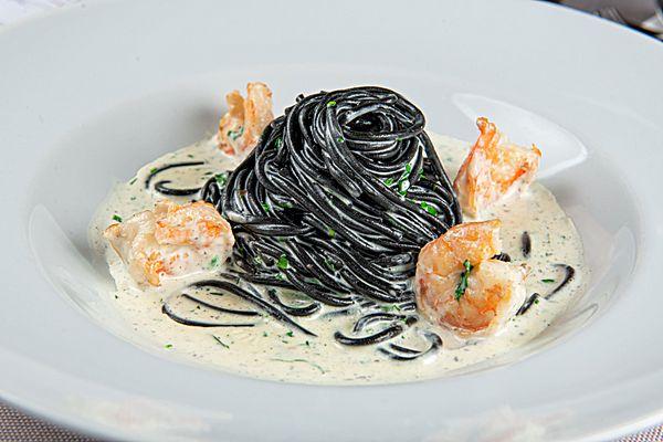 Черные спагетти с креветками и шпинатом