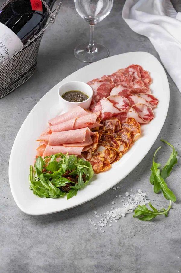 Итальянские мясные деликатесы и колбасы