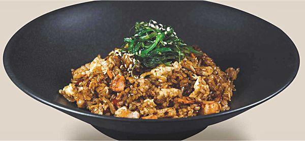 Рис с морепродуктами и хрустящими овощами в устричном соусе
