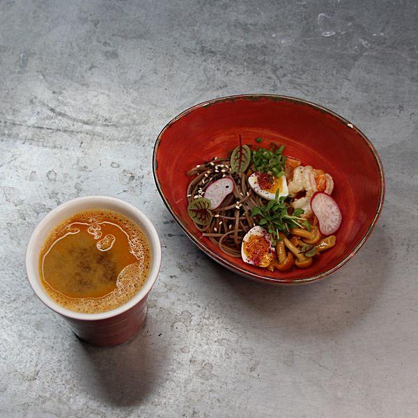 Суп по-азиатски с форелью в соевой глазури и грибами Намеко
