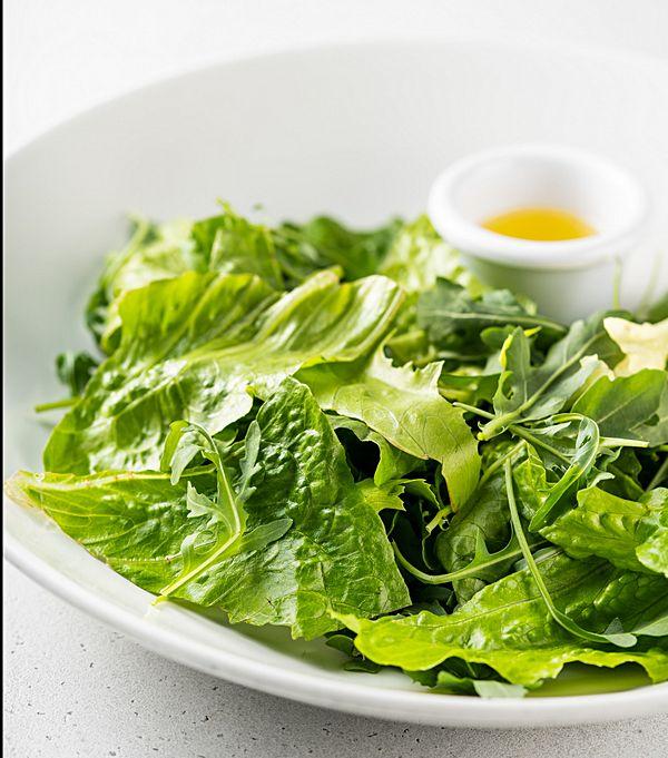 Микс салатных листьев с оливковым маслом