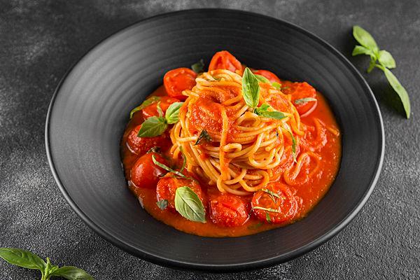 Спрагетти с томатами черри и базиликом