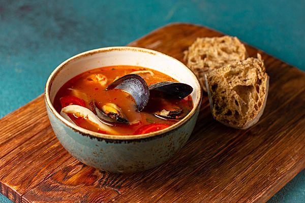 Средиземноморский томатный суп с морепродуктами