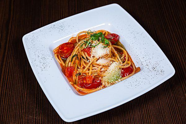 Спагетти POMODORO с томатами и базиликом