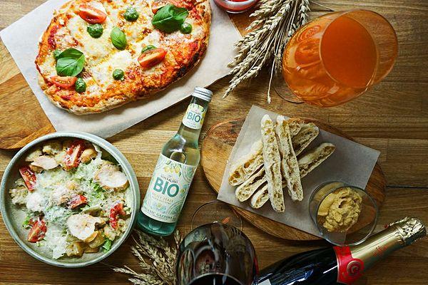 Duo pizza and wine