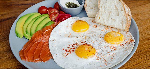 Завтрак с яичницей, лососем, авокадо, сыром и эстрагоном