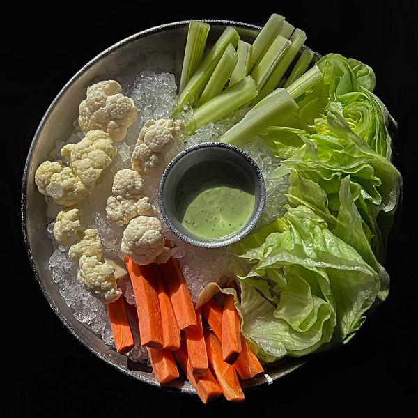 Свежие овощи на льду с соусом васаби