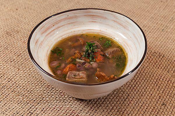 Суп из телятины с фасолью и лисичками