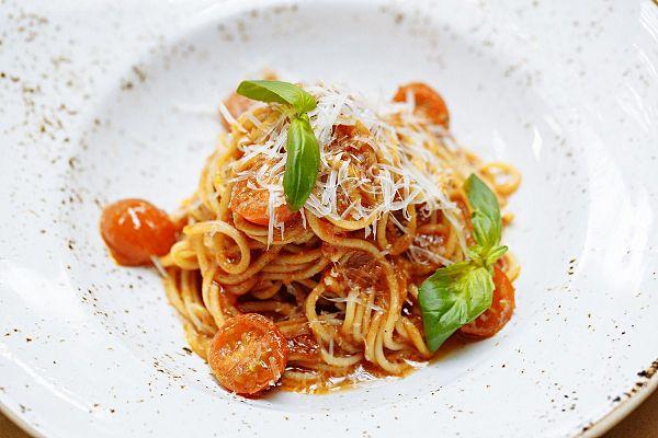 Спагетти томат и базилик