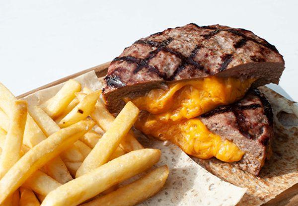 Бифштекс с сыром чеддер и картофелем фри