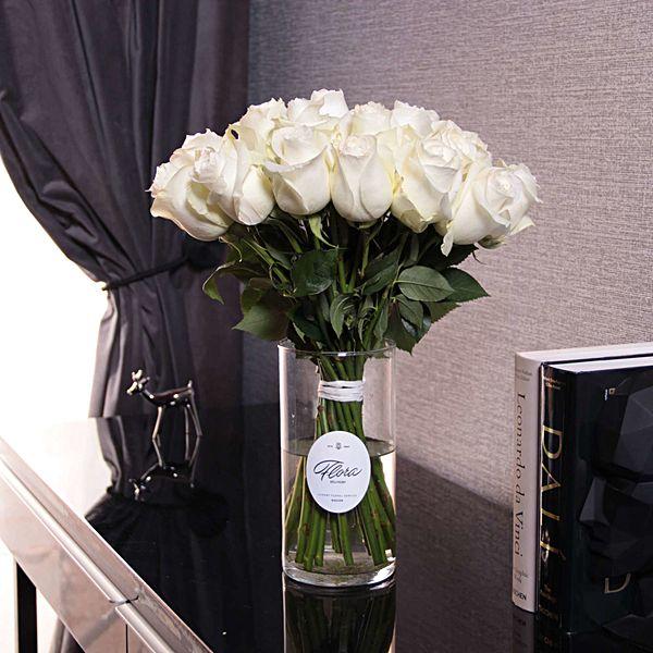 25 белых роз Proud в вазе