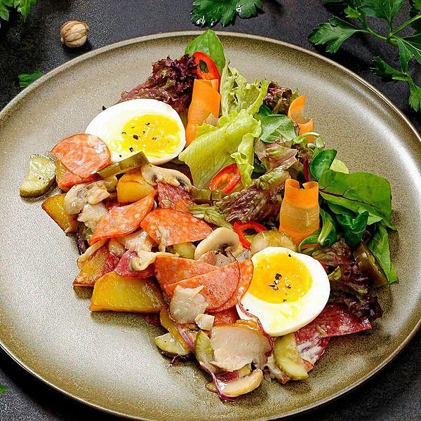 Теплый салат с колбасками пепперони