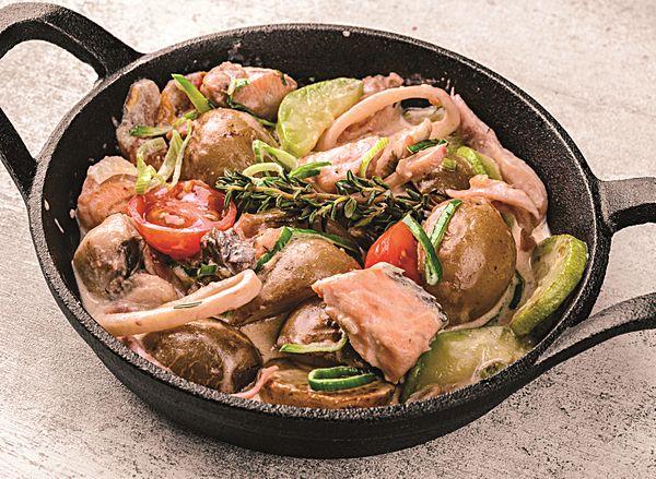 Сковородка с лососем, морепродуктами и овощами в сливочном соусе