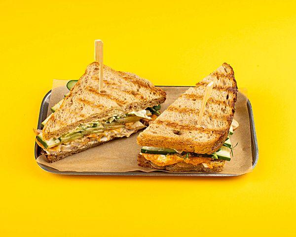 Сэндвич из цельнозернового хлеба с куриным филе и соусом пилати